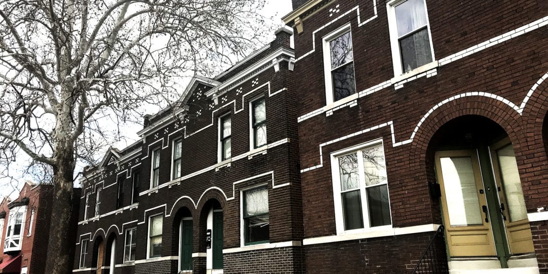 ساختمانهای آپارتمانی چهار خانواده در خیابان ویرجینیا در منطقه بهبود جامعه دوچتاون.
