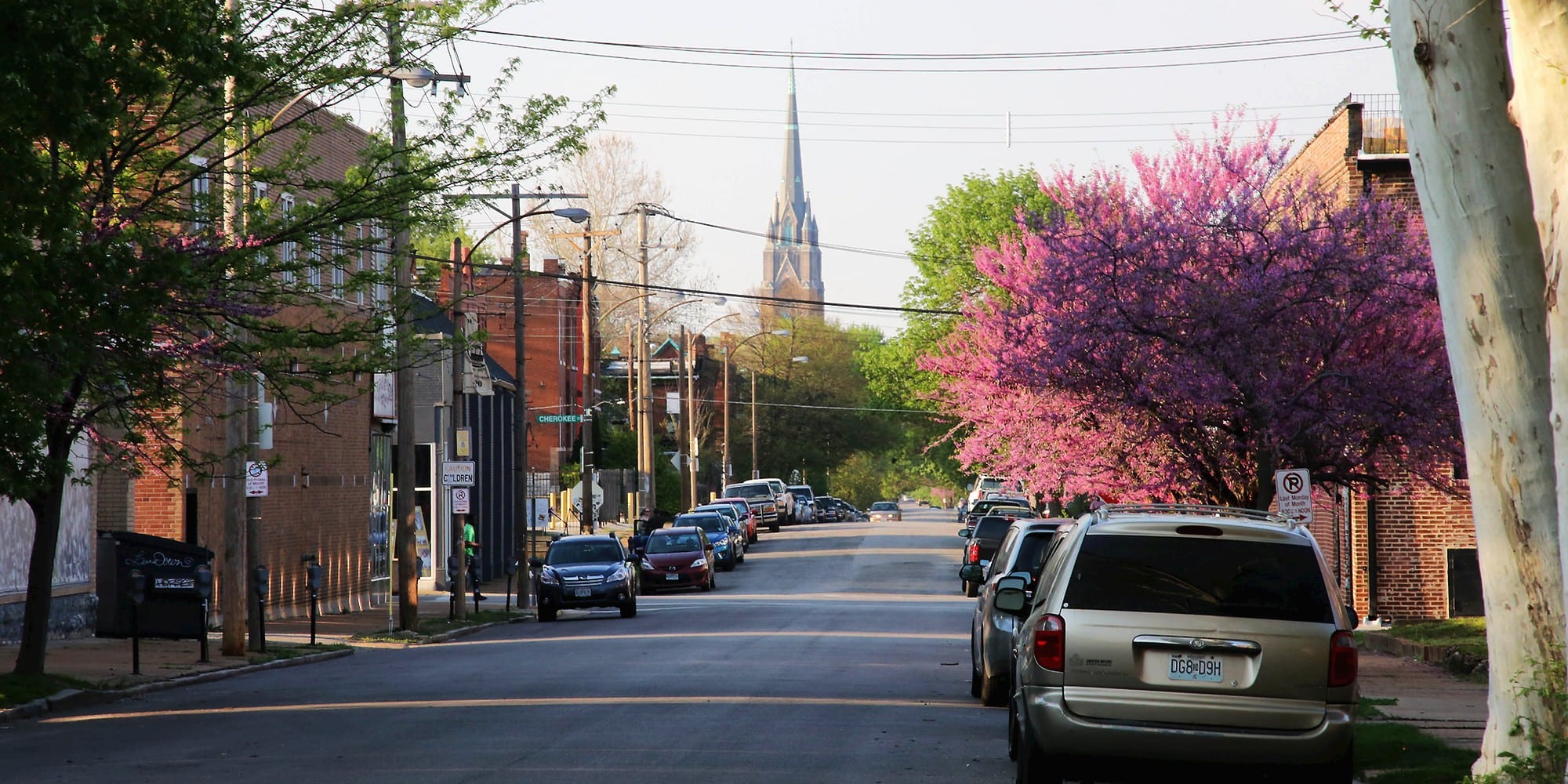 Avenija Ohio u Cherokeeju, gleda na sjever prema crkvi sv. Franje de Salesa. Foto Paul Sableman.