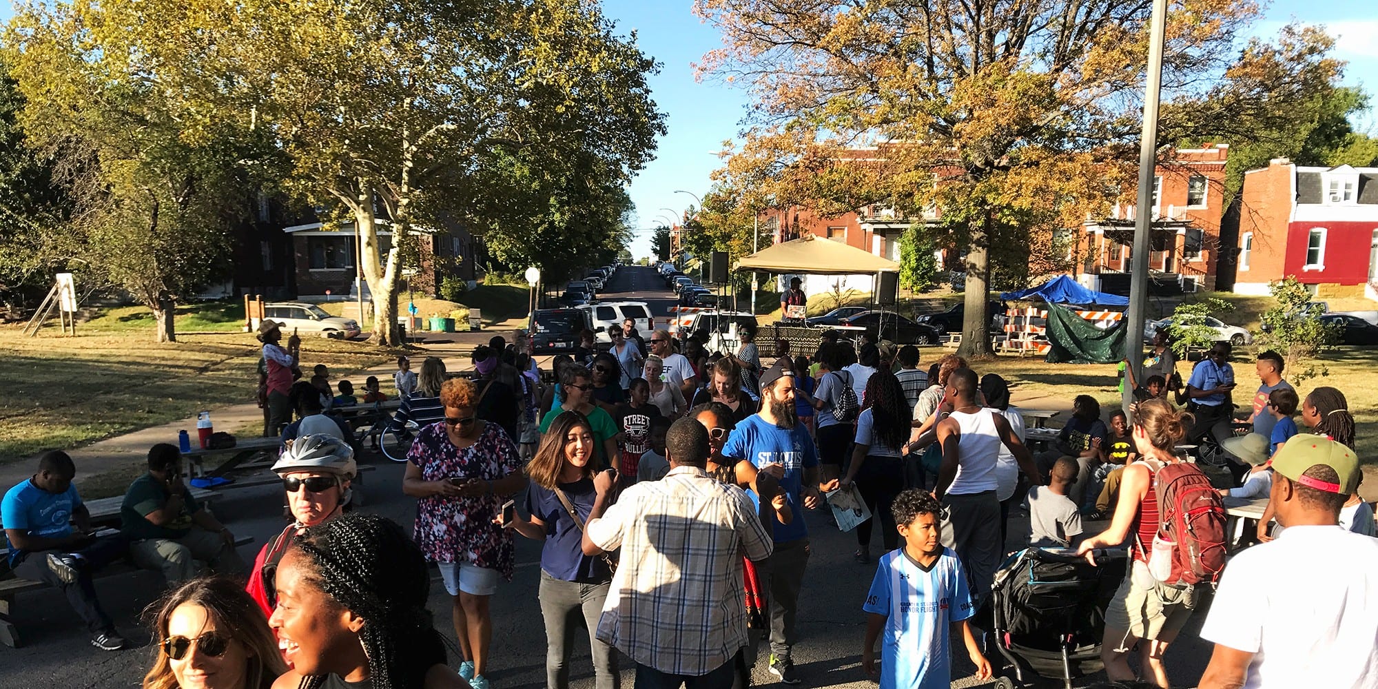 تتجمع الحشود في مهرجان الصوت المشترك لعام 2017 في ماركيت بارك في دوتشتاون ، سانت لويس.