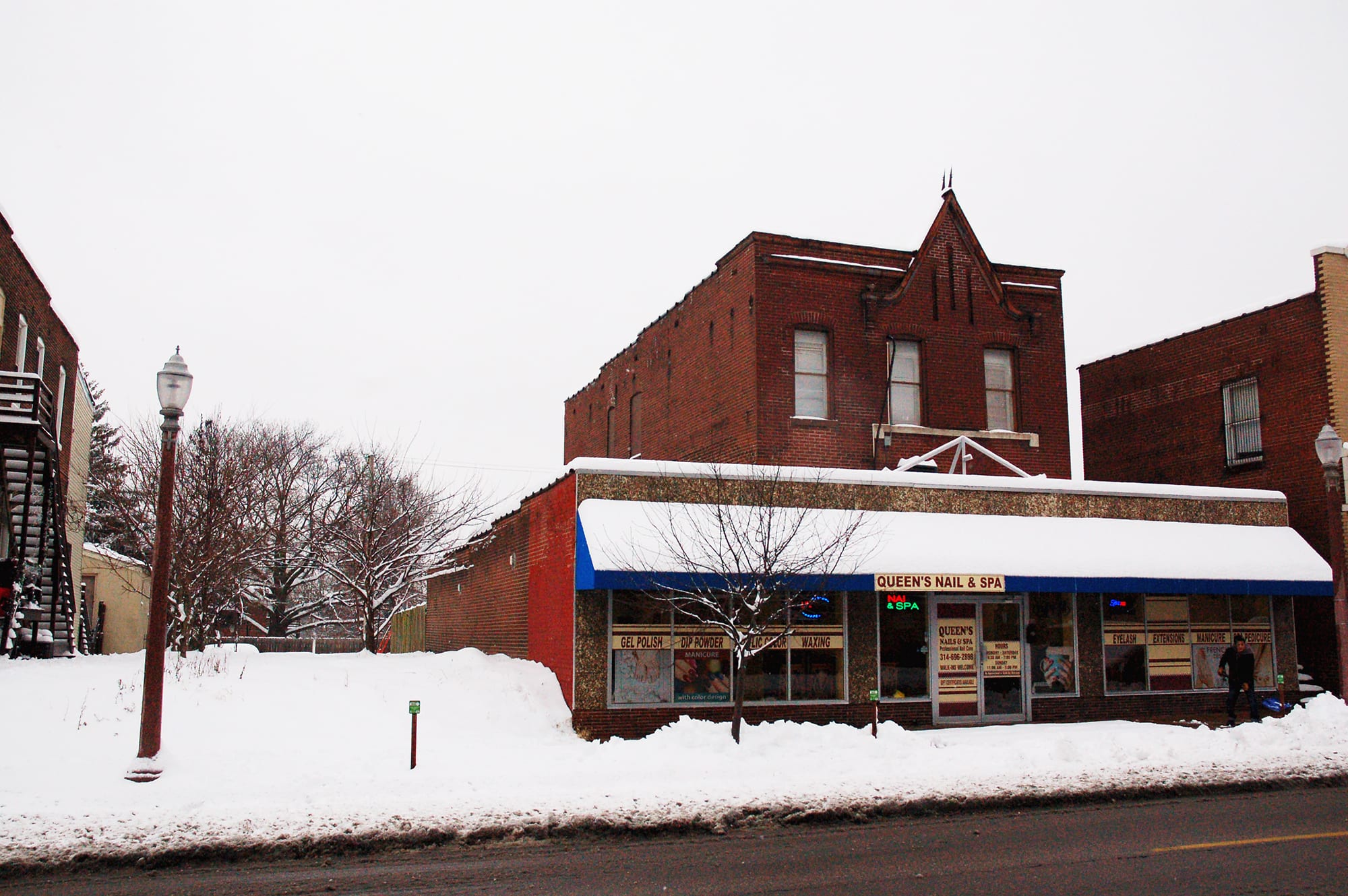 Queen's Nails and Spa in the snow.