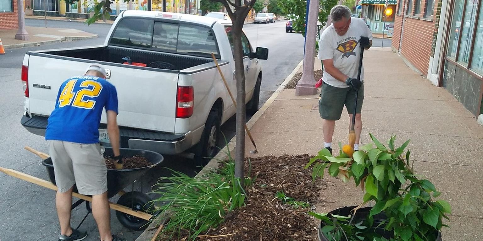 Neighbors work to beautify Dutchtown.