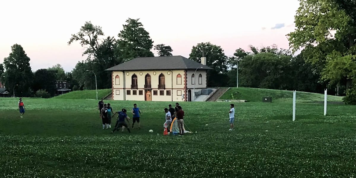 Niños jugando al fútbol frente a la Field House en Marquette Park.