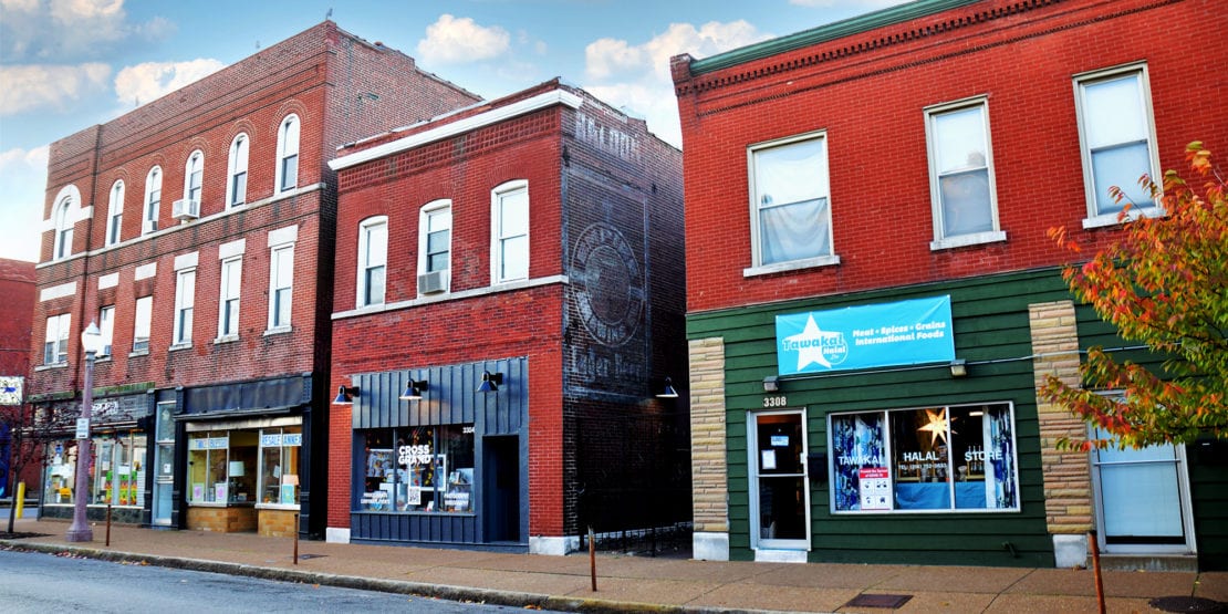Các doanh nghiệp ở khu 3300 của Phố Meramec ở Downtown Dutchtown, St. Louis, MO.