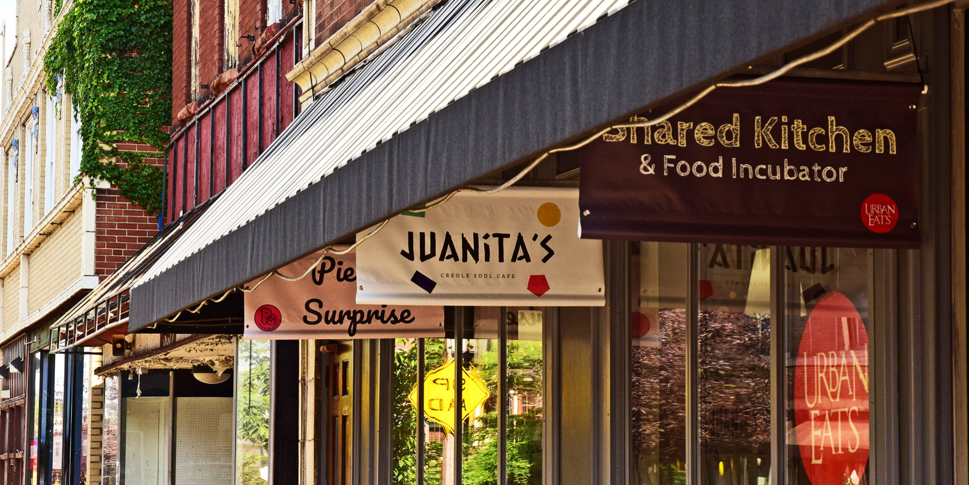 Juanita's Creole Soul Café u sali Urban Eats Neighborhood Food u centru grada Dutchtown, St. Louis, MO.