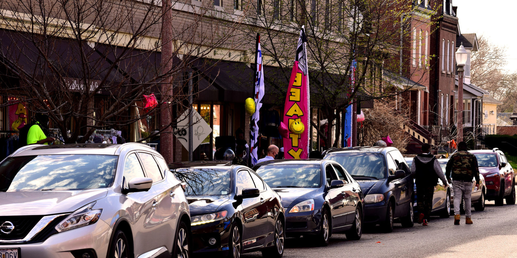 Ulica Meramec tokom proljetne rasprodaje pločnika u centru grada Dutchtown, St. Louis, MO.