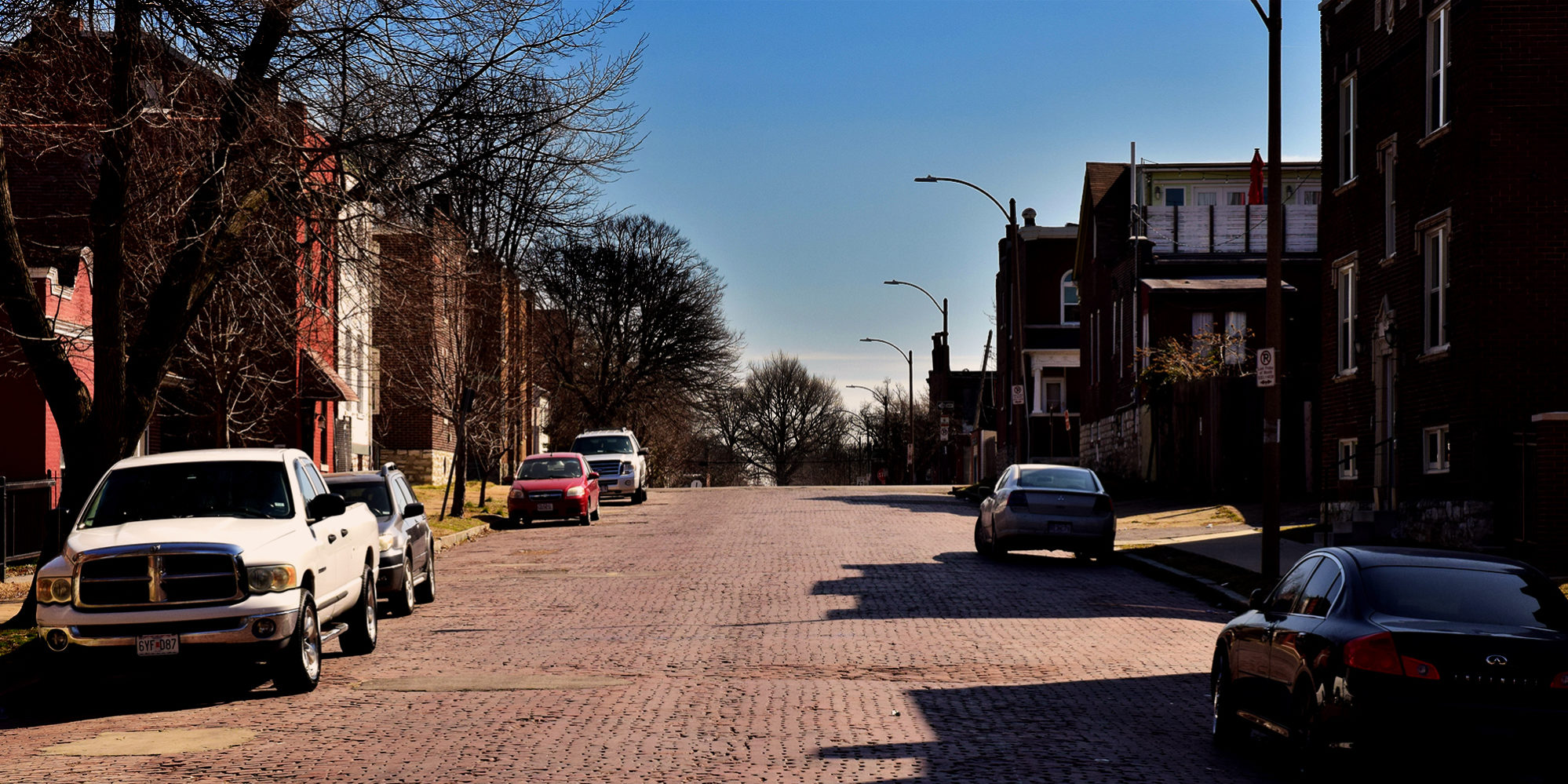 Ciglom popločan blok ulice Gasconade Street u Dutchtownu, St. Louis, MO. Dutchtown je zabilježio pad nasilnog kriminala otkako je program nasilja izliječen krajem 3000.