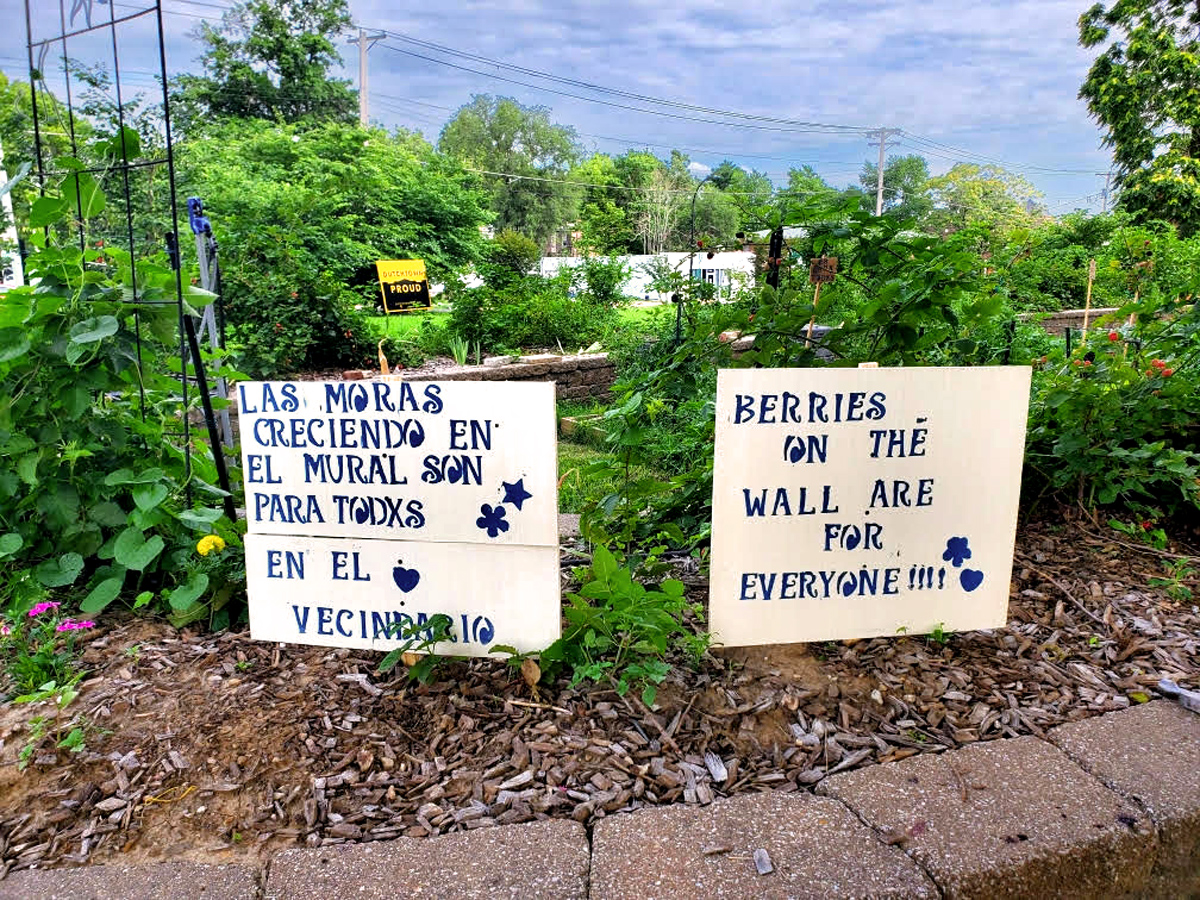A sign at the VAL Garden in Dutchtown that reads "Berries on the wall are for everyone!"
