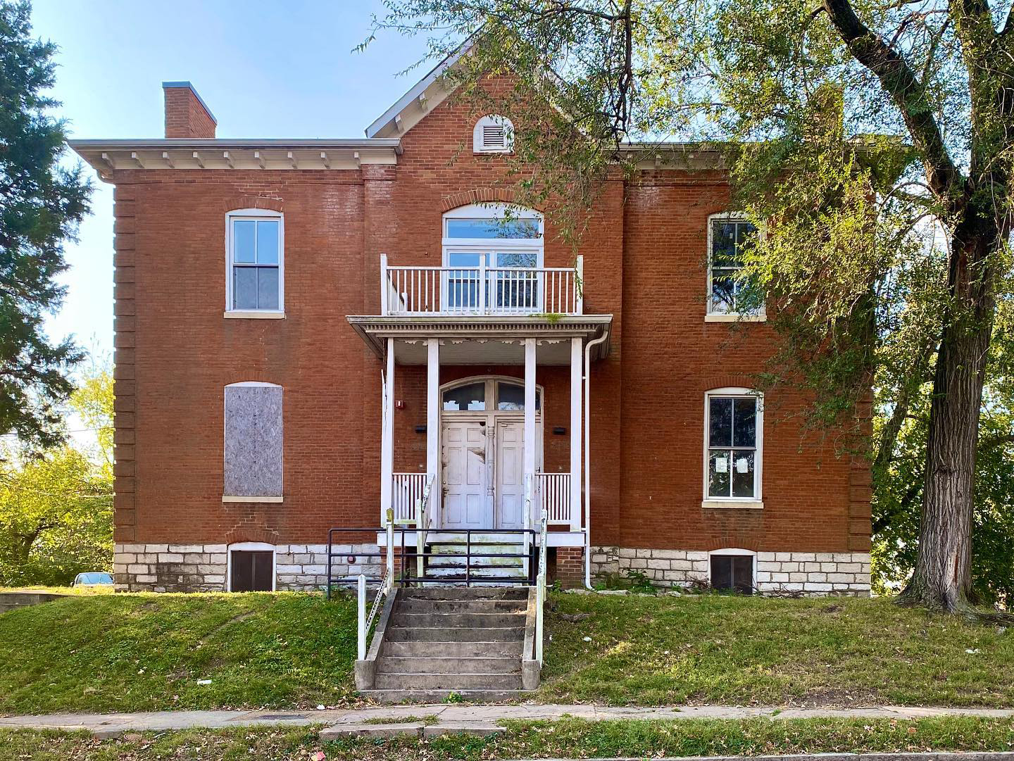 The birth home of Heidi Lange at 2722 Meramec Street in St. Louis, Dutchtown neighborhood. The Italinate mansion is brick, two stories, and well-maintained although some paint is peeling and windows are boarded up.