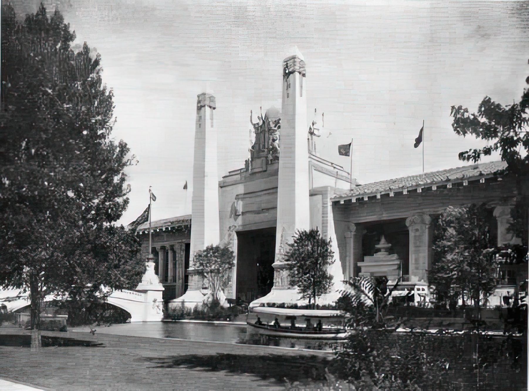 Black and white photograph of the Metallurgy Building at the 1904 World's Fair in St. Louis.
